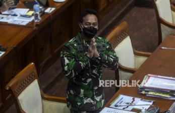 Kepala Staf Angkatan Darat (KSAD) Jenderal TNI Andika Perkasa bersiap menjalani uji kelayakan dan kepatutan sebagai calon panglima TNI di Kompleks Parlemen, Senayan, Jakarta, Sabtu (6/11). Uji kelayakan dan kepatutan dengan Komisi I DPR RI tersebut beragendakan penyampaian visi dan misi, penyampaian strategi dan kebijakan.  