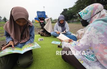 Isi Waktu Menjelang Berbuka, Warga Kediri Manfaatkan Layanan Perpustakaan Keliling