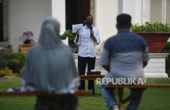 Presiden Joko Widodo (tengah) berpidato di sela acara pemberian bantuan modal kerja kepada pedagang kecil yang terdampak COVID-19 di halaman tengah Istana Merdeka, Jakarta, Selasa (21/7/2020). Presiden memberikan bantuan sebesar Rp2,4 juta kepada masing-masing pedagang. ANTARA FOTO/Akbar Nugroho Gumay/aww.