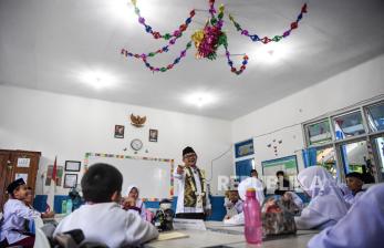 In Picture: Momen Mendikdasmen Abdul Muti Mengajar untuk Siswa SD