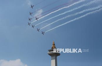 In Picture: Atraksi Pesawat Hiasi Langit Jakarta saat HUT ke-80 RI