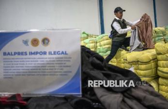 Belasan Ribu Pakaian Bekas Impor Ilegal Diamankan Petugas