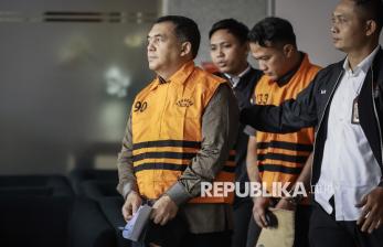 Diborgol dan Berompi Tahanan, Silmy Karim Resmi Ditahan KPK