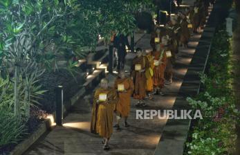 Pelepasan Bhikkhu Menuju Candi Borobudur dalam Rangka Menyambut Waisak