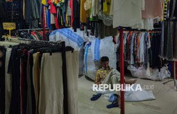 Omset Pedagang Thrifting di Pasar Baru Jakarta Menurun