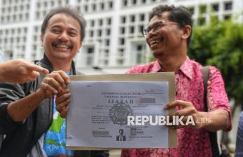 Sambangi KPU, Roy Suryo Tunjukkan Salinan Ijazah Jokowi Pada Pilpres 2014