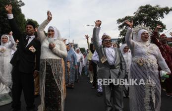 Senyum Bahagia Pasangan Pengantin saat Ikuti Nikah Massal di Surabaya