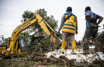 Melihat Proses Perbaikan Tanggul Sungai Gandam yang Jebol