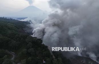 Jembatan Besuk Kobokan Lumajang Diselimuti Asap Letusan Sekunder Semeru