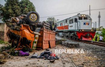 Truk Terguling Dekat Perlintasan KA di Serang, Dua Orang Luka-Luka