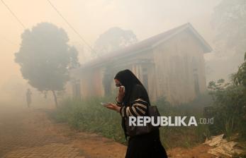 Asap Karhutla Dekati Permukiman, Warga Kubu Raya Bertahan di Tengah Kepungan Asap