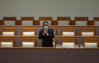 Calon Anggota Badan Pemeriksa Keuangan (BPK) terpilih Ahmadi Noor Supit memberi salam saat hadir dalam Rapat Paripurna DPR RI ke-6 Masa Persidangan I Tahun Sidang 2022-2023 di Kompleks Parlemen, Jakarta, Selasa (27/9/2022). Dalam rapat Paripurna tersebut DPR mengesahkan Ahmadi Noor Supit sebagai Anggota Badan Pemeriksa Keuangan (BPK) periode 2022-2027 atas hasil uji kepatutan (fit and proper test) Komisi XI. 