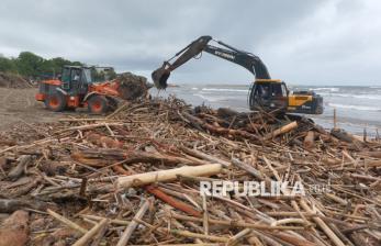 80 Ton Sampah Kayu Diangkut dari Pantai Kuta Bali