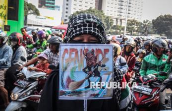 In Picture: Kecam Israel, Aktivis Free Palestine Network Gelar Aksi di Tugu Tani