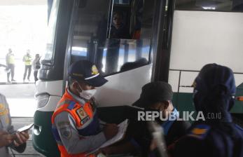 Petugas meminta pengemudi bus untuk mengikuti pemeriksaan kandungan obat dari urin saat tes kesehatan di Terminal Tirtonadi Solo, Jawa Tengah, Selasa (26/4/2022). Pemeriksaan tersebut untuk mengetahui kadar obat-obatan dalam tubuh dan memastikan kondisi kesehatan pengemudi bus guna mencegah terjadinya kecelakaan selama musim mudik dan arus balik Lebaran 2022. 