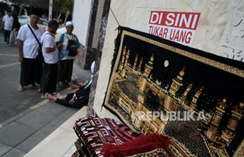 Jamaah Calon Haji Indonesia Manfaatkan Waktu Disela Ibadah dengan Berbelanja