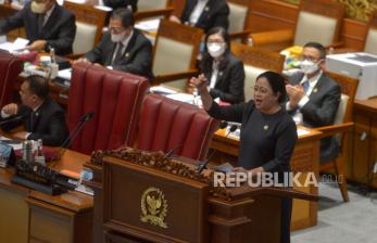 Ketua DPR Puan Maharani membacakan pidato pada Rapat Paripurna.