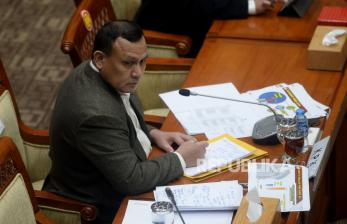 Ketua Komisi Pemberantasan Korupsi (KPK) Firli Bahuri mengikuti rapat kerja dengan Komisi III DPR di Kompleks Parlemen, Jakarta, Rabu (30/8/2022). Rapat kerja tersebut membahas capaian target Penerimaan Negara Bukan Pajak (PNBP) di Tahun 2021 dan target pencapaian PNBP di Tahun 2022 serta rencana strategis program prioritas Tahun 2022.