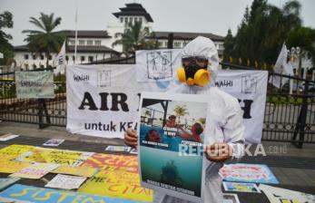 In Picture: Minta Kondisi Citarum Bersih, Aksi Walhi Datangi Gedung Sate