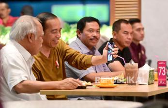 In Picture: Ditemani Menteri Basuki, Presiden Jokowi Nikmati Kuliner Mi Pedas di Semarang
