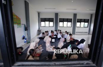 Imbas Efisiensi Anggaran, Siswa SMKN 8 Tangsel Belajar Lesehan