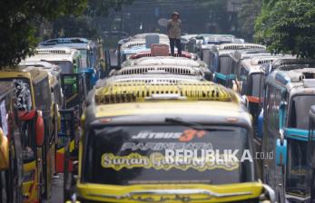 Pekerja Pariwisata Geruduk Gedung Sate, Minta Gubernur Dedi Cabut Larangan Karyawisata