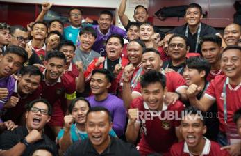 Ketua PSSI Erick Thohir bersama jajaran pelatih, pemain dan official Timnas U23 berfoto bersama seusai laga penyisihan Piala Asia antara timnas Indonesia U23 melawan Turkmenistan di Stadion Manahan, Solo, Selasa (12/9/2023). Pada pertandingan itu Timnas Indonesia menang dengan skor 2-0 sekaligus memastikan lolos ke putaran Final Piala Asia.