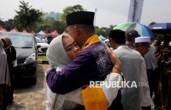 In Picture: Momen Haru Keluarga Lepas Keberangkatan Jamaah Calon Haji Kloter Pertama Jakarta