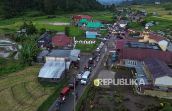 In Picture: Ada Truk Rusak, Jalur Alternatif Padang-Bukittinggi Macet 7 Kilometer