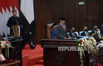 Presiden Joko Widodo menyampaikan pidato dalam rapat Paripurna DPR pembukaan masa persidangan I DPR tahun sidang 2022-2023 di Gedung Nusantara, Kompleks Parlemen, Senayan, Jakarta, Selasa (16/8/2022). Rapat paripurna tersebut beragendakan pidato presiden pada penyampaian keterangan pemerintah atas UU APBN Tahun Anggaran 2023 beserta nota keuangannya. Prayogi/Republika.