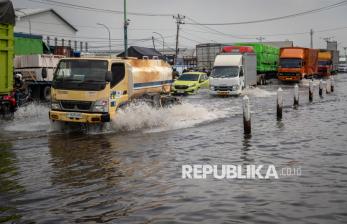 Banjir Rob di Jalur pantura Demak KM Surabaya-Semarang Tak Kunjung Surut