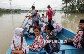 In Picture: Sungai Tipar Meluap, Sejumlah Daerah di Cilacap Terendam Banjir