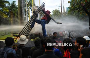 Aksi Tolak RUU TNI di Depan Gedung DPR Berakhir Ricuh