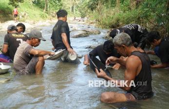 In Picture: Heboh! Warga Berburu Butiran Emas di Sungai Kalibambang Tulungagung