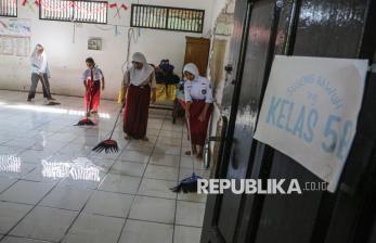 Banjir Surut, Siswa SDN Muktiharjo Lor Semarang Gotong Royong Bersihkan Sekolah