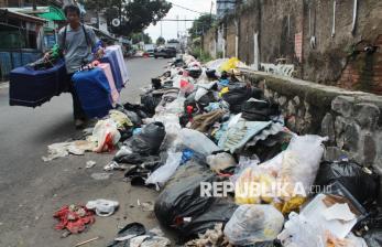 Tumpukan Sampah Berserakan di Babakan Ciparay Bandung
