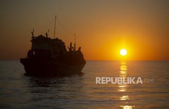 In Picture: Ditolak Berlabuh, Imigran Rohingya di Perairan Aceh Selatan Bertahan di Kapal