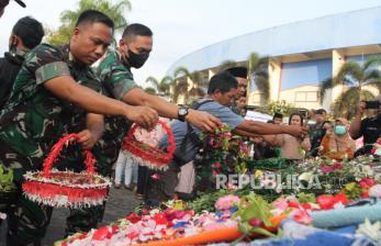 Anggota TNI AD dari Yon Zipur 5 menaburkan bunga usai doa bersama di depan Tugu Singa, Stadion Kanjuruhan, Malang, Jawa Timur, Selasa (4/10/2022). Kegiatan tersebut untuk mendoakan para korban tragedi Kanjuruhan yang menelan ratusan korban. 