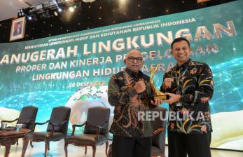 Presiden Direktur PT. Adaro Indonesia, Priyadi Sutarso (kanan) Senior Manager External Relation PT Adaro Energy Indonesia Tbk, Fadjar Widijanta (kiri) berfoto bersama usai menerima Anugerah Lingkungan di Jakarta, Rabu (20/12/2023). PT Adaro Indonesia menerima penghargaan peringkat emas Anugerah Lingkungan Proper dan Kinerja Pengelolaan Lingkungan Hidup Daerah 2022/2023 yang diselenggarakan Kementerian Lingkungan Hidup dan Kehutanan Republik Indonesia.