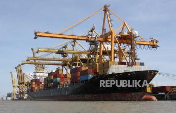 Kapal kargo bersandar di PT Terminal Petikemas Surabaya, Jawa Timur, Selasa (17/11/2020).(ilustrasi)