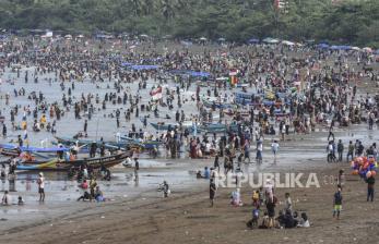 In Picture: Wisatawan Penuhi Pantai Pangandaran