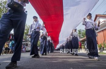 In Picture: Peringati Hari Kesaktian Pancasila, Pelajar Bentangkan Bendera Raksasa