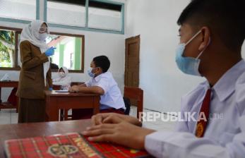 Sejumlah pelejar SD mengikuti pembelajaran tatap muka (PTM) dengan penerapan protokol kesehatan (Prokes) di salah satu sekolah, di Kota Bandung, pekan lalu. Melonjaknya kasus corona saat ini akan menjadi pertimbangan Pemerintah Kota Bandung dalam memutuskan pelaksanaan PTM atau sekolah tatap muka secara terbatas.