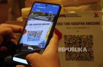 Pembeli melakukan pembayaran produk UMKM secara digital. (ilustrasi)