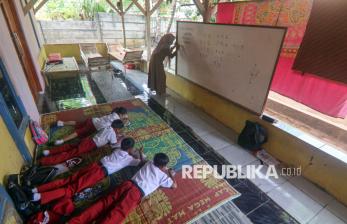 Ruang Kelas Rusak, Siswa SDN Tegal Benteng Cariu Belajar di Halaman Rumah Warga