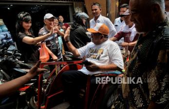 Naik Becak Keliling Glodok, Rano Karno Serap Aspirasi Warga