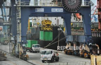 In Picture: Melihat Bongkar Muat Peti Kemas di Pelabuhan Jakarta International Container Terminal 