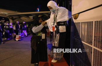 In Picture: Pemberangkatan Jamaah Calon Haji Embarkasi Medan ke Madinah