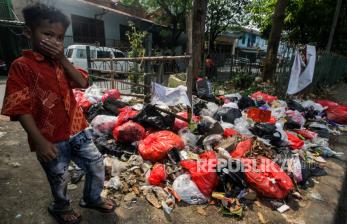In Picture: Tumpukan Sampah Penuhi Trotoar Jalan Sukmajaya Depok