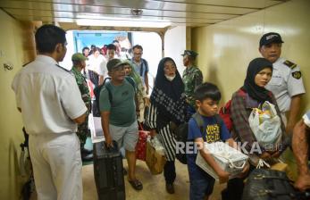 In Picture: Ratusan Pemudik Dapat Tiket Gratis Arus Balik Kapal di Medan